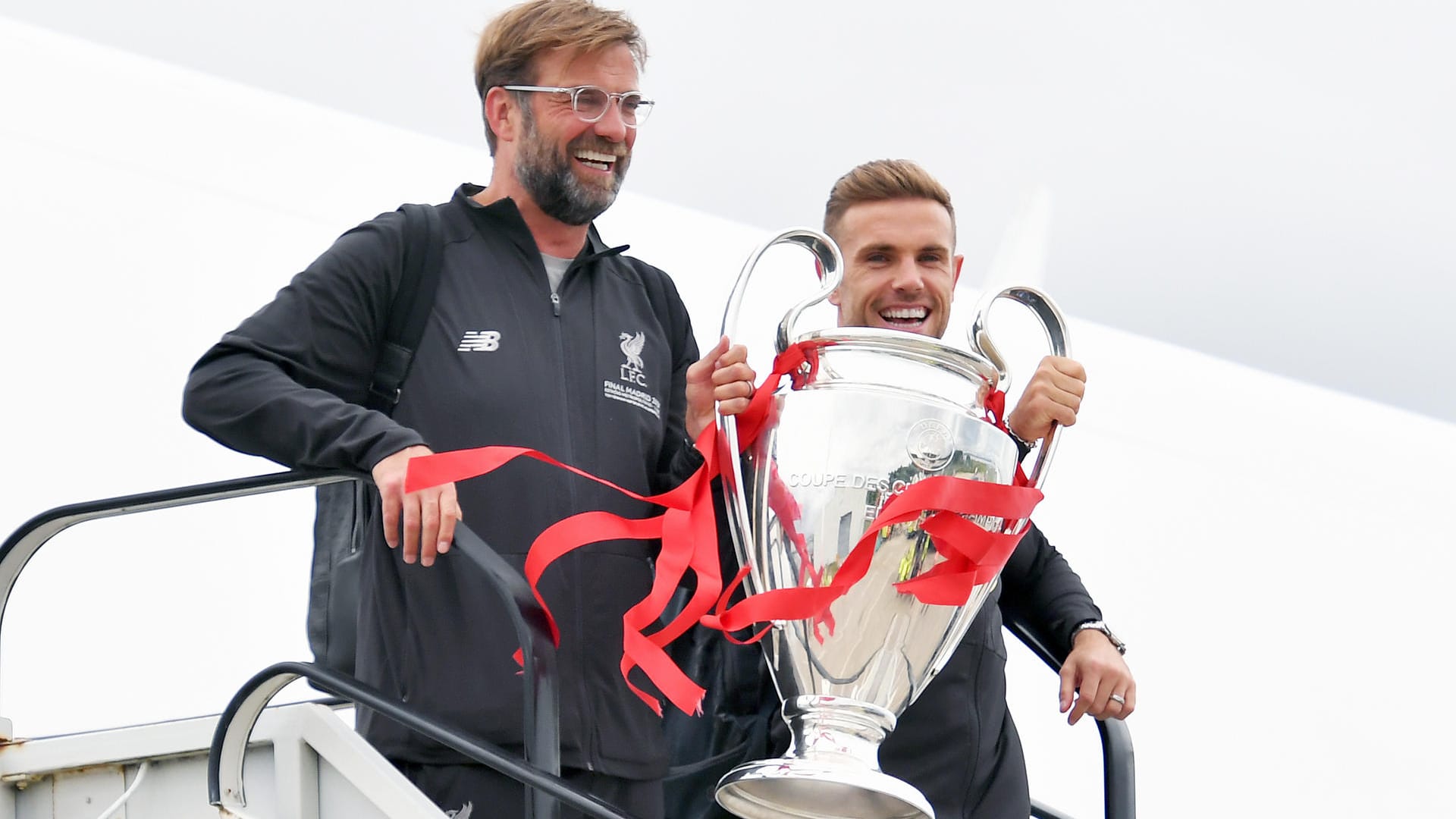 Manager Jürgen Klopp und Kapitän Jordan Henderson bei ihrer Ankunft am John-Lennon-Flughafen in Liverpool.