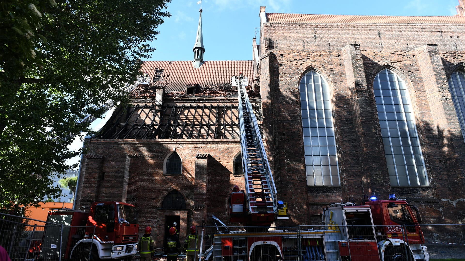 Feuerwehrleute beseitigen Glutnester nach einem Brand im Dachstuhl der historischen Pfarrkirche Sankt Peter und Paul: Der Dachstuhl wurde oberhalb der Sakristei auf einer Fläche von rund 200 Quadratmetern zerstört. Feuerwehrleute beseitigen Glutnester nach einem Brand im Dachstuhl der historischen Pfarrkirche Sankt Peter und Paul: Der Dachstuhl wurde oberhalb der Sakristei auf einer Fläche von rund 200 Quadratmetern zerstört.