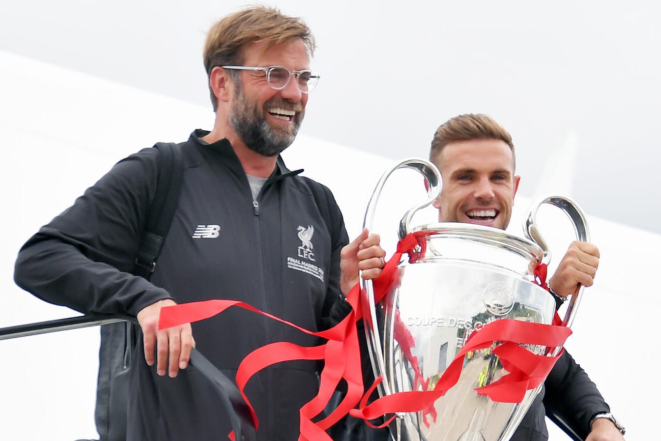 Stolze Besitzer des Henkelpotts: Jürgen Klopp (l.) und Jordan Henderson.