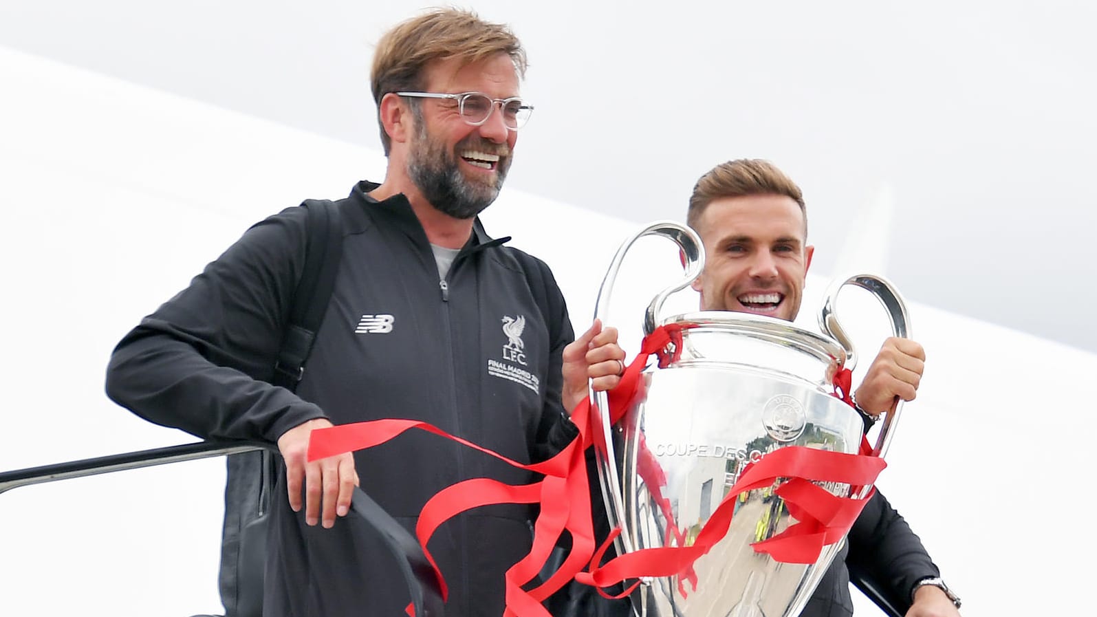 Stolze Besitzer des Henkelpotts: Jürgen Klopp (l.) und Jordan Henderson.