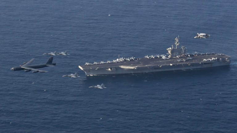 Flugzeugträger Abraham Lincoln und ein B-52 Langstreckenbomber vor der iranischen Küste: Während der Iran Gesprächsangebote der US-Regierung ablehnt, finden an der iranischen Küste Militärübungen statt.