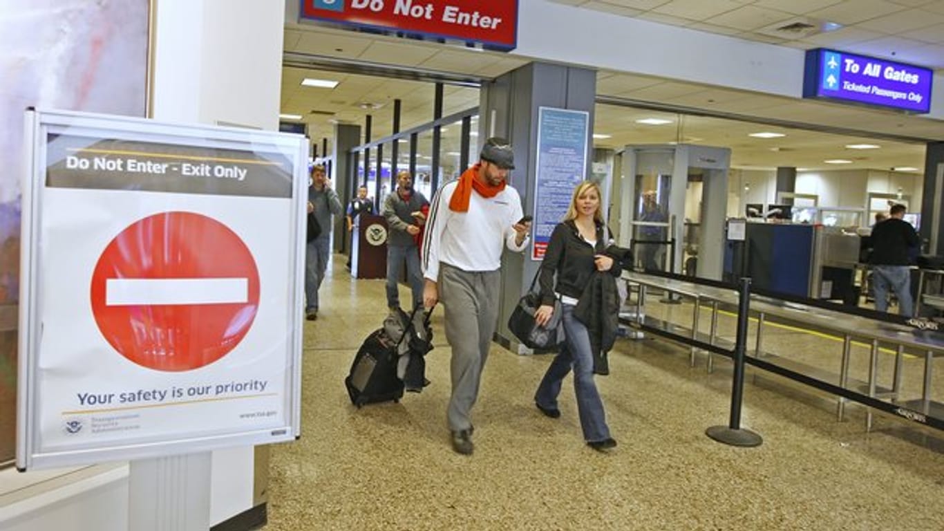 Reisende am Flughafen: Antragsteller für ein US-Visum werden künftig auch nach ihren Social-Media-Kontakten gefragt.
