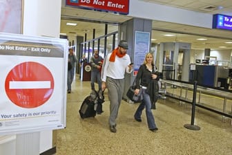 Reisende am Flughafen: Antragsteller für ein US-Visum werden künftig auch nach ihren Social-Media-Kontakten gefragt.