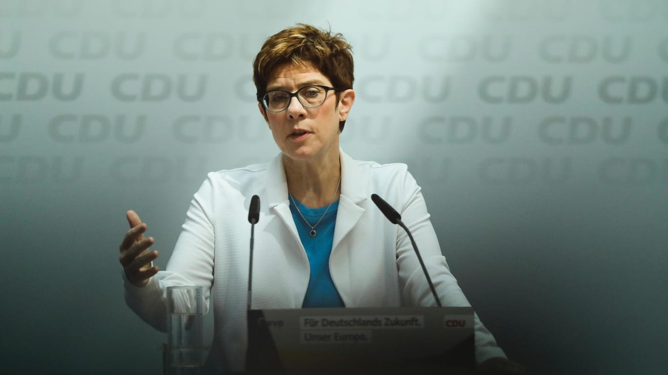 Annegret Kramp Karrenbauer (CDU) bei einer Pressekonferenz: Die CDU-Chefin will Berichten zufolge weitere Treffen der Parteispitze ansetzen, um große neue Themen zu besprechen.