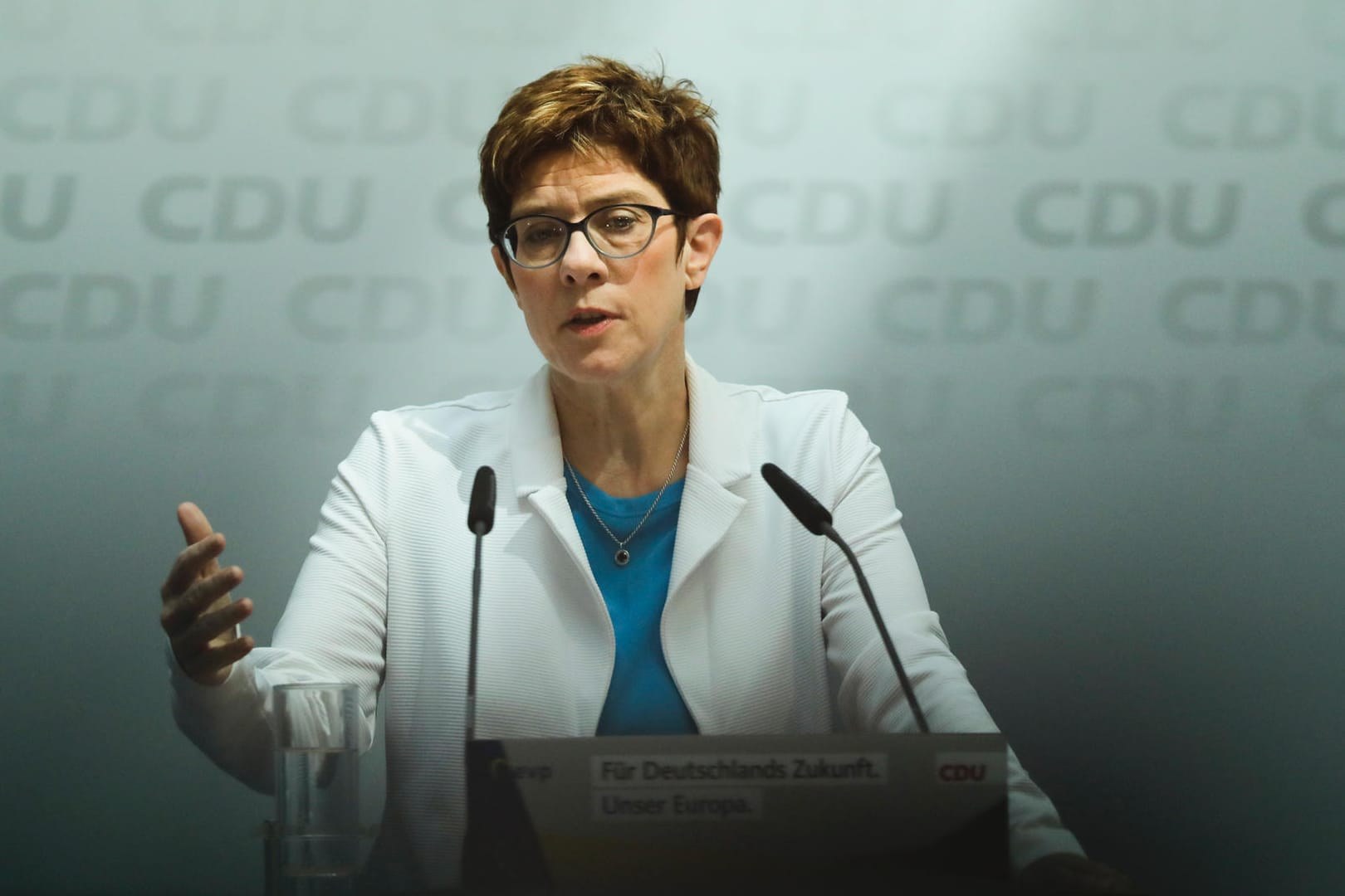 Annegret Kramp Karrenbauer (CDU) bei einer Pressekonferenz: Die CDU-Chefin will Berichten zufolge weitere Treffen der Parteispitze ansetzen, um große neue Themen zu besprechen.