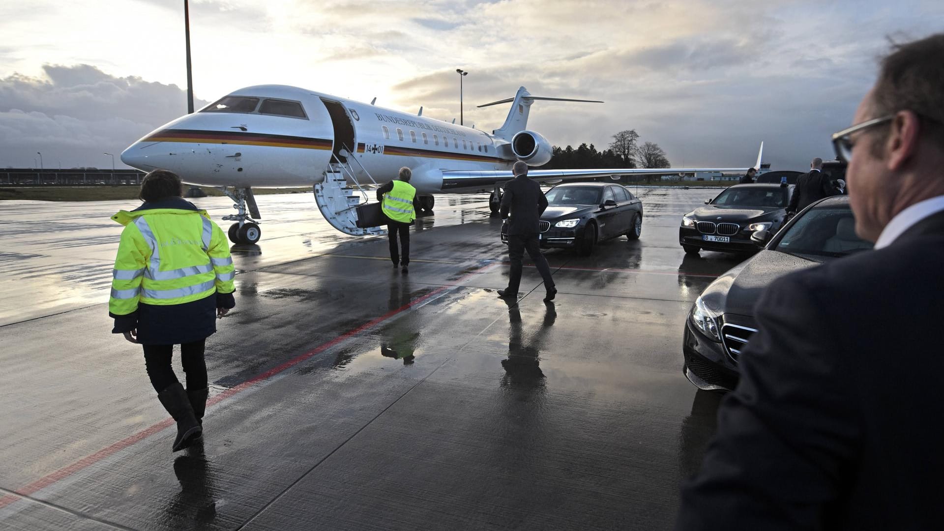 Ein Flugzeug der Bundesrepublik Deutschland landet mit dem Bundespräsidenten Frank-Walter Steinmeier (Symbolbild): Ein Regierungsflieger von Steinmeier hatte offenbar erneut eine Panne.