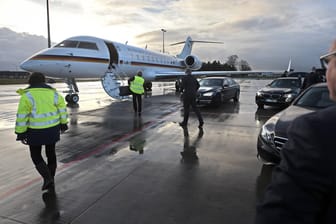 Ein Flugzeug der Bundesrepublik Deutschland landet mit dem Bundespräsidenten Frank-Walter Steinmeier (Symbolbild): Ein Regierungsflieger von Steinmeier hatte offenbar erneut eine Panne.