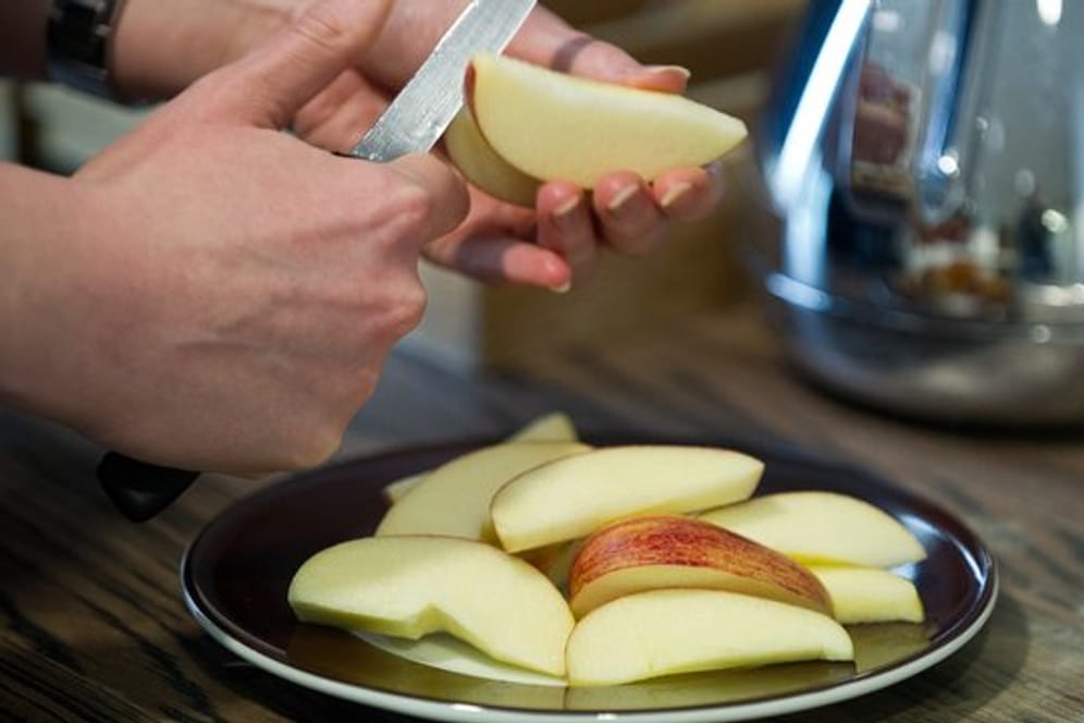 In der Wohnung verteilt, helfen Apfelstücke gegen unangenehme Küchengerüche.