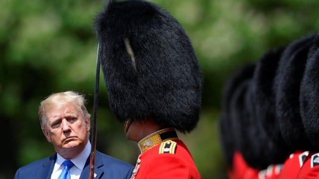 Zwei Männer mit ungewöhnlicher Frisur: Donald Trump nimmt die Ehrenwache im Garten des Buckingham-Palastes ab. Zwei Männer mit ungewöhnlicher Frisur: Donald Trump nimmt die Ehrenwache im Garten des Buckingham-Palastes ab.