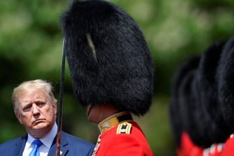 Zwei Männer mit ungewöhnlicher Frisur: Donald Trump nimmt die Ehrenwache im Garten des Buckingham-Palastes ab.