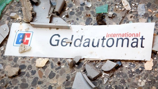 Splitter und ein Schild mit der Aufschrift "Geldautomat" liegen auf dem Fußboden vor einem gesprengten Geldautomaten (Archiv). Splitter und ein Schild mit der Aufschrift "Geldautomat" liegen auf dem Fußboden vor einem gesprengten Geldautomaten (Archiv).