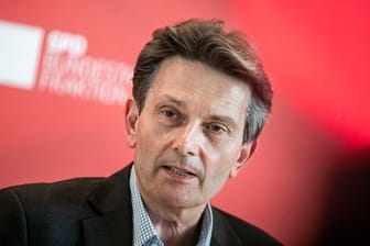 Rolf Mützenich, das dienstälteste SPD-Vorstandsmitglied, übernahm das Amt des Fraktionschefs kommissarisch.