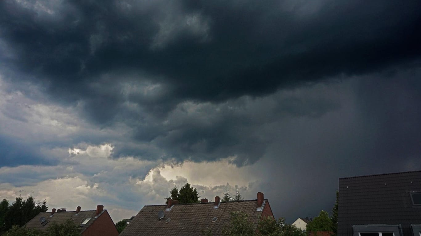 Dunkle Wolken über dem Ruhrgebiet: Am Montag werden vom Westen bis in den Osten starke Gewitter erwartet.