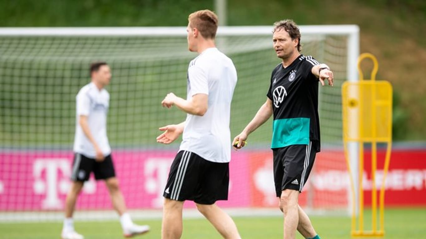 Co-Trainer Markus Sorg (r) leitet das Training vor den Spielen gegen Weißrussland und Estland.