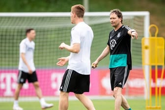 Co-Trainer Markus Sorg (r) leitet das Training vor den Spielen gegen Weißrussland und Estland.