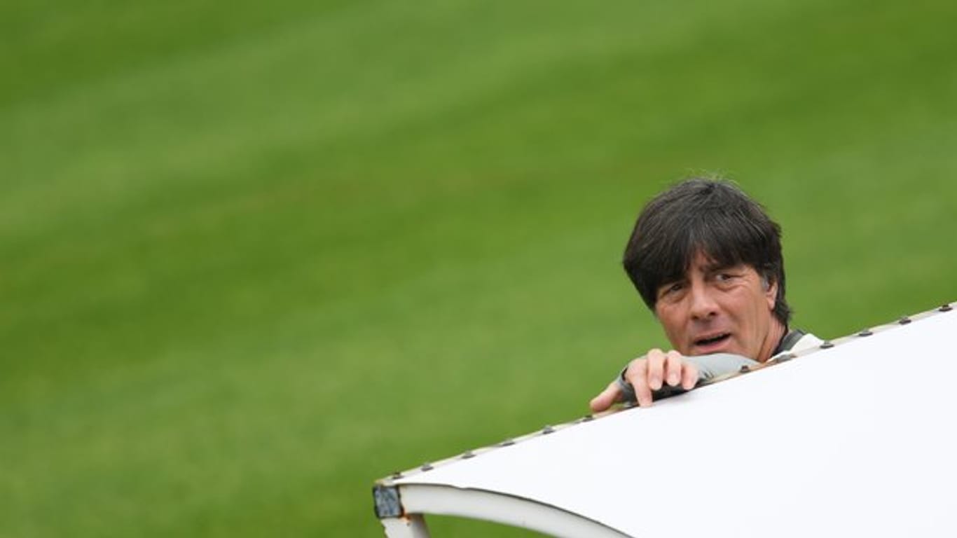Bundestrainer Joachim Löw wird wegen der Nachwirkungen eines Sportunfalls beim Saisonabschluss des DFB-Teams fehlen.
