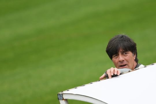 Bundestrainer Joachim Löw wird wegen der Nachwirkungen eines Sportunfalls beim Saisonabschluss des DFB-Teams fehlen.