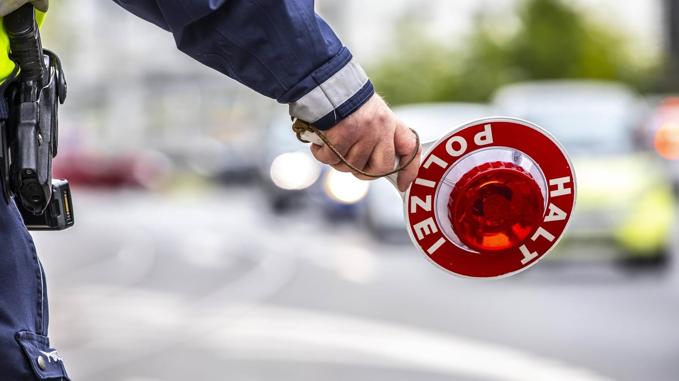 Transporter fährt auf Beamte zu: Bei einer Verkehrskontrolle in Hamburg hat ein Polizist auf einen Autofahrer geschossen.