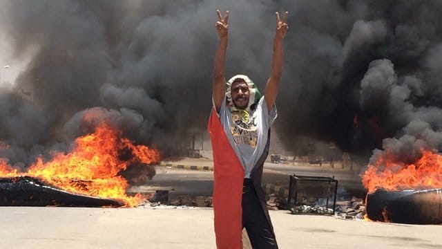 Die Revolution im Sudan, die den Langzeitmachthaber Omar al-Baschir stürzte, ist in ein Blutbad verwandelt worden. Die Revolution im Sudan, die den Langzeitmachthaber Omar al-Baschir stürzte, ist in ein Blutbad verwandelt worden.