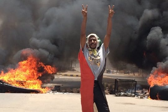 Die Revolution im Sudan, die den Langzeitmachthaber Omar al-Baschir stürzte, ist in ein Blutbad verwandelt worden.