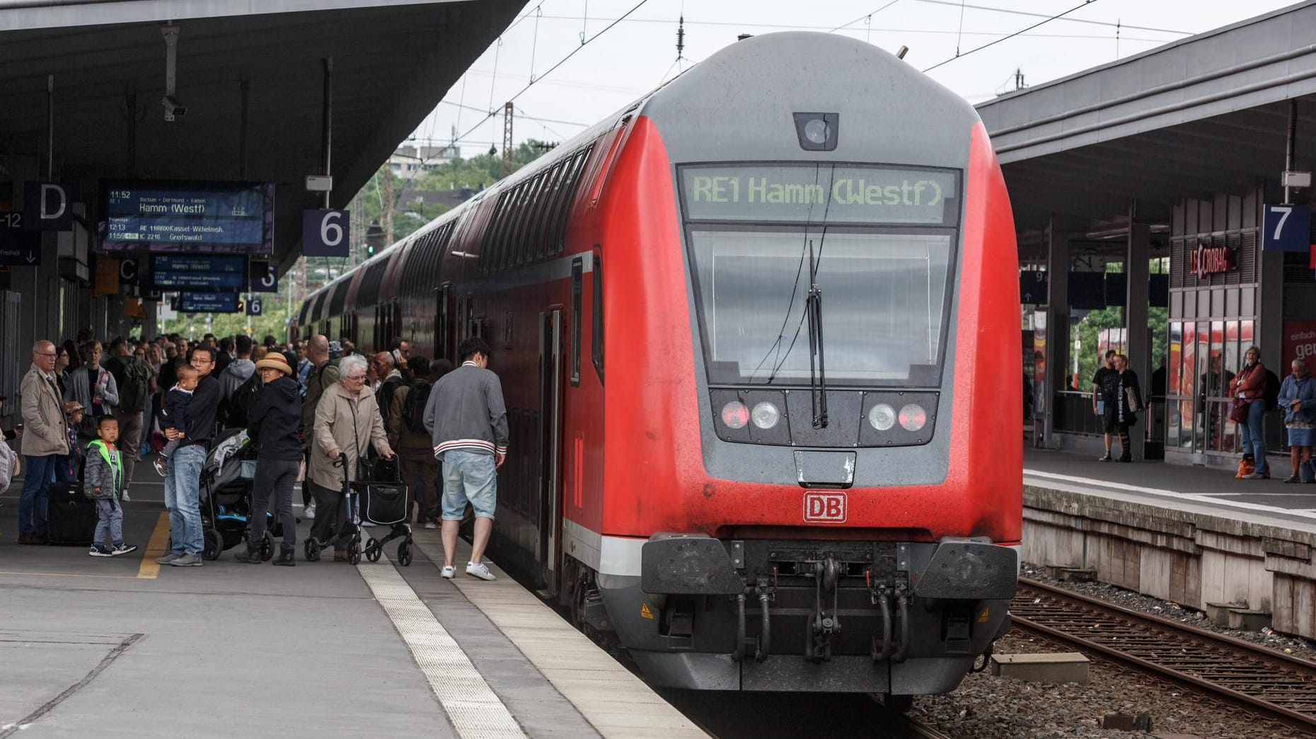 Ein Zug der Linie RE 1: Ein Blitzeinschlag hat für starke Beeinträchtigungen des Zugverkehrs in Nordrhein-Westfalen gesorgt.