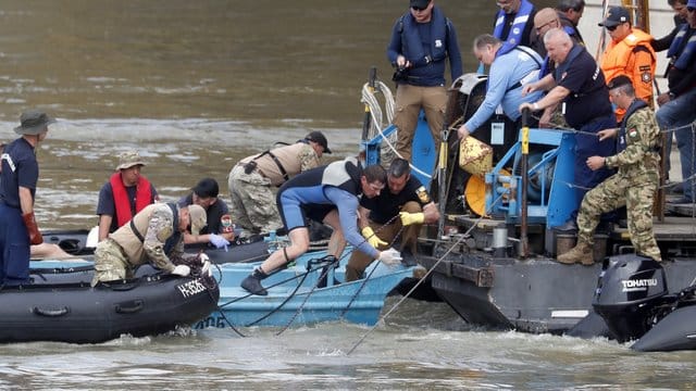 Ungarische Suchteams beim Einsatz: Sechs Tage nach dem schweren Unglück auf der Donau bemühen sich Einsatzkräfte weiter um die Bergung des Wracks. Ungarische Suchteams beim Einsatz: Sechs Tage nach dem schweren Unglück auf der Donau bemühen sich Einsatzkräfte weiter um die Bergung des Wracks.