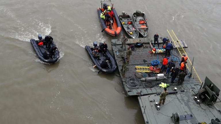 Die Donau in Budapest: 21 Opfer werden nach dem Schiffsunglück noch vermisst. Starke Strömungen verhindern die Bergung des Wracks, in dem Tote vermutet werden.