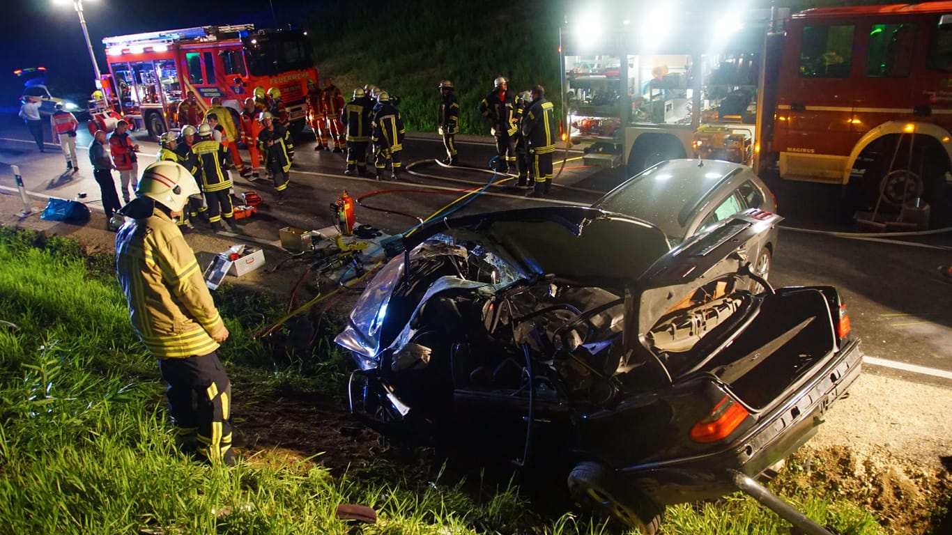 Feuerwehr und Rettungskräfte nach dem Unfall: Ein 18-Jähriger überlebte die Kollision nicht.