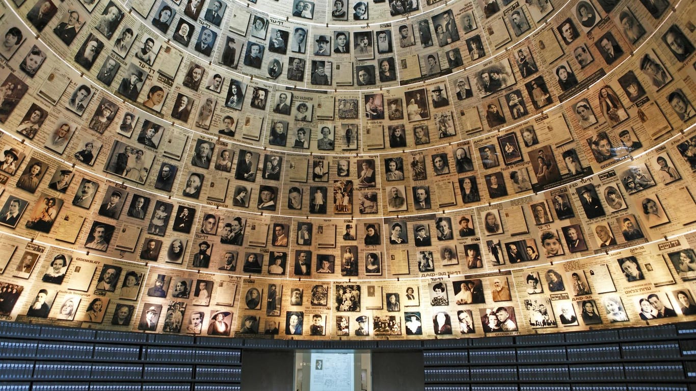 Bilder getöteter Juden in der Namenshalle der Gedenkstätte Yad Vashem: Bloggerin Marie Sophie Hingst soll ihre Familiengeschichte neu erfunden haben.