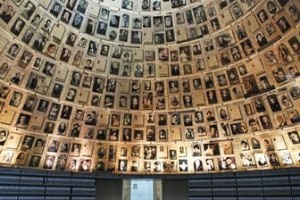 Bilder getöteter Juden in der Namenshalle der Gedenkstätte Yad Vashem: Bloggerin Marie Sophie Hingst soll ihre Familiengeschichte neu erfunden haben.