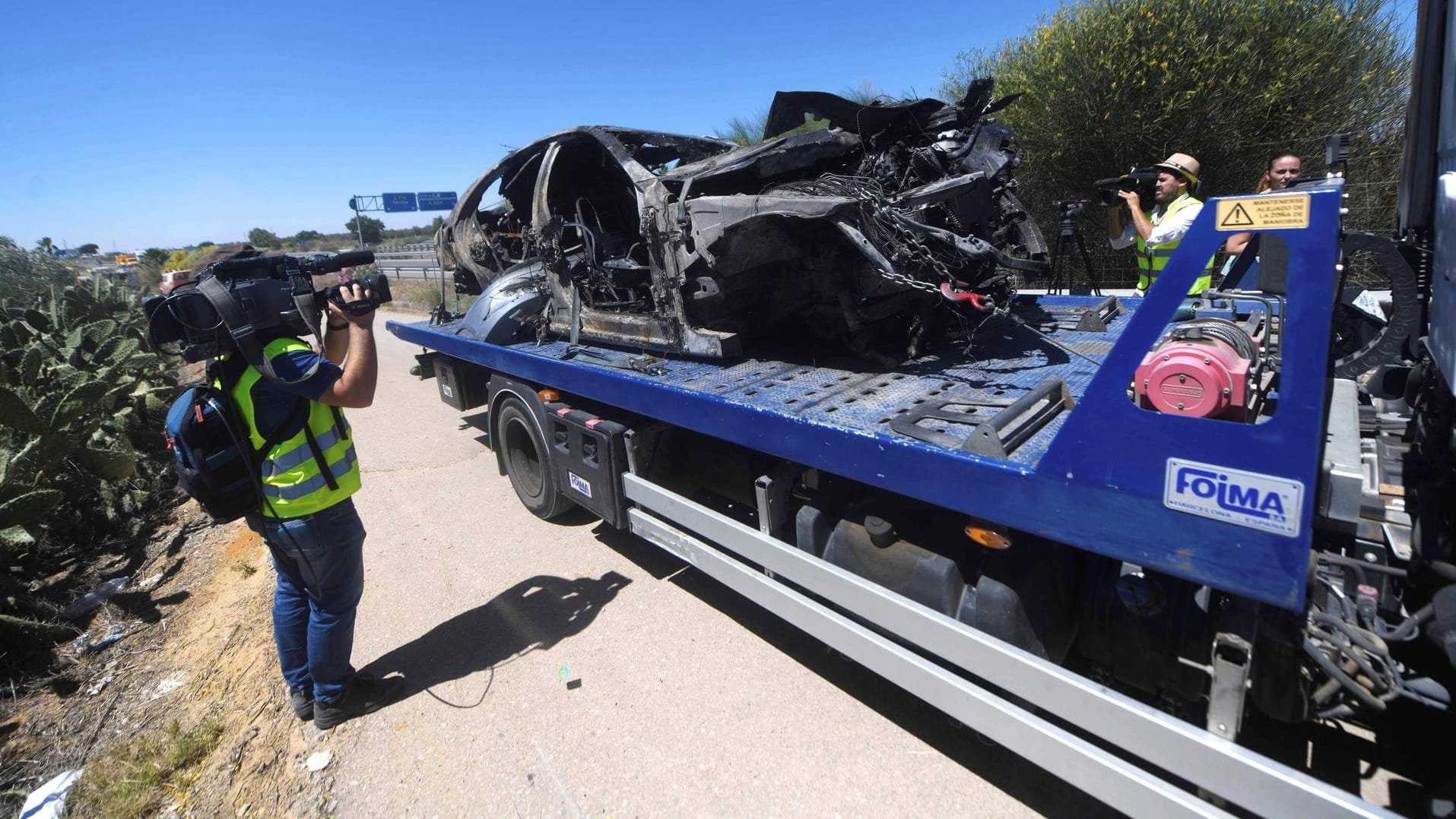 Das Wrack von Jose Antonio Reyes' Auto wird geborgen: Bei hohem Tempo ist offenbar ein Reifen am Wagen des früheren spanischen Nationalspielers geplatzt. Das Wrack von Jose Antonio Reyes' Auto wird geborgen: Bei hohem Tempo ist offenbar ein Reifen am Wagen des früheren spanischen Nationalspielers geplatzt.
