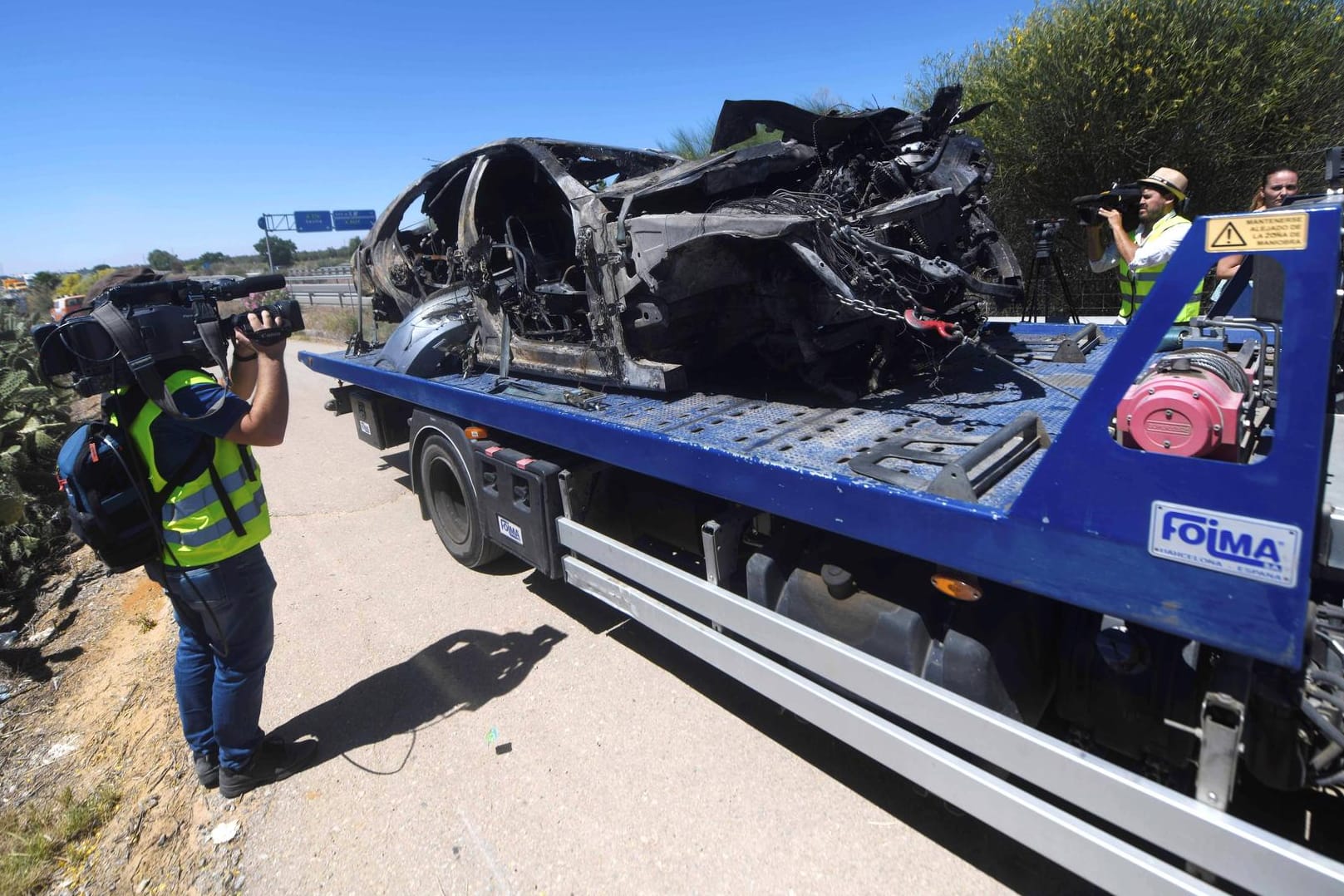 Das Wrack von Jose Antonio Reyes' Auto wird geborgen: Bei hohem Tempo ist offenbar ein Reifen am Wagen des früheren spanischen Nationalspielers geplatzt.