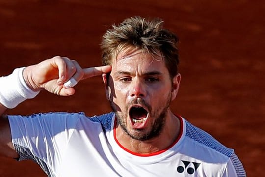 Stan Wawrinka bejubelt seinen Sieg über Stefanos Tsitsipas.