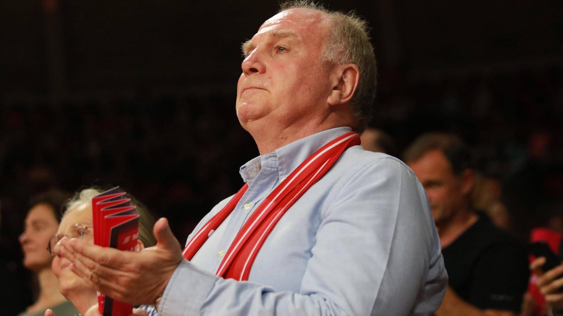 Uli Hoeneß bei einem Spiel der Bayern-Basketballer: Eine Verpflichtung von Nationalspieler Leroy Sané sieht er plötzlich skeptisch.