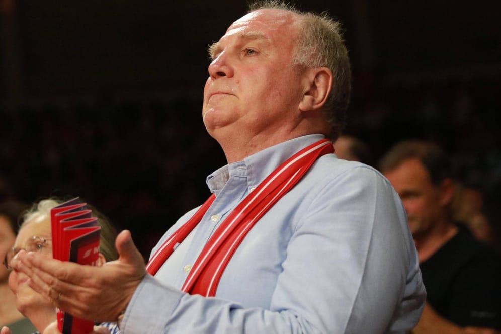 Uli Hoeneß bei einem Spiel der Bayern-Basketballer: Eine Verpflichtung von Nationalspieler Leroy Sané sieht er plötzlich skeptisch.