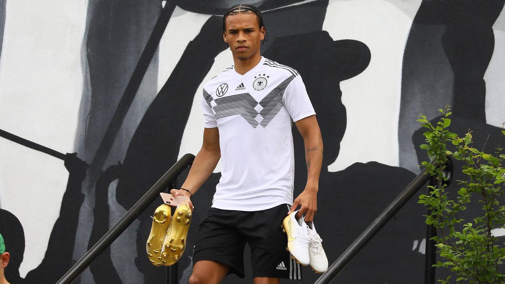 Leroy Sané kommt zum Training der Nationalmannschaft: Der Flügelstürmer hat das Interesse des deutschen Rekordmeisters FC Bayern geweckt.