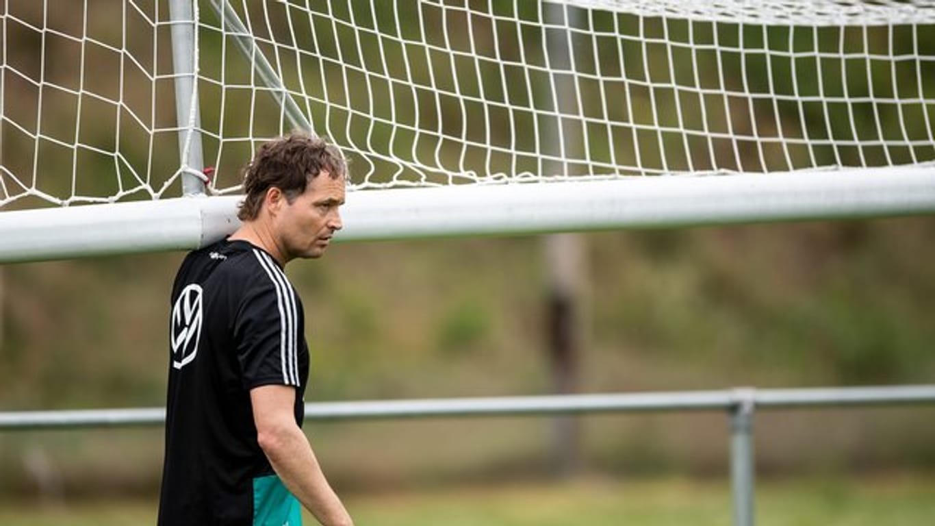 Co-Trainer Markus Sorg packt beim Training der Nationalmannschaft im Stadion De Koel mit an.