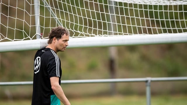 Co-Trainer Markus Sorg packt beim Training der Nationalmannschaft im Stadion De Koel mit an. Co-Trainer Markus Sorg packt beim Training der Nationalmannschaft im Stadion De Koel mit an.
