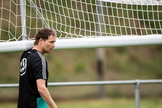 Co-Trainer Markus Sorg packt beim Training der Nationalmannschaft im Stadion De Koel mit an.