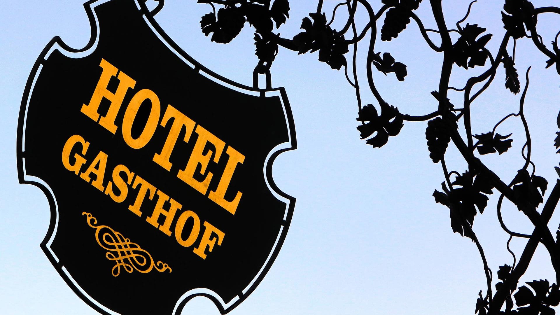 Schild eines Gasthofs: Jährlich werben hunderte Hotels mit irreführenden Angaben. Schild eines Gasthofs: Jährlich werben hunderte Hotels mit irreführenden Angaben.