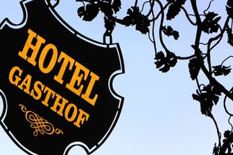 Schild eines Gasthofs: Jährlich werben hunderte Hotels mit irreführenden Angaben.