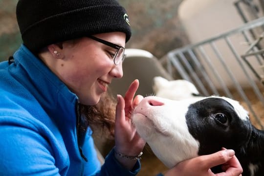 Die Arbeit mit Tieren hat ihr schon von klein auf Spaß gemacht: Nina Langreder ist auf einem landwirtschaftlichen Betrieb aufgewachsen, jetzt wird sie selbst Landwirtin.