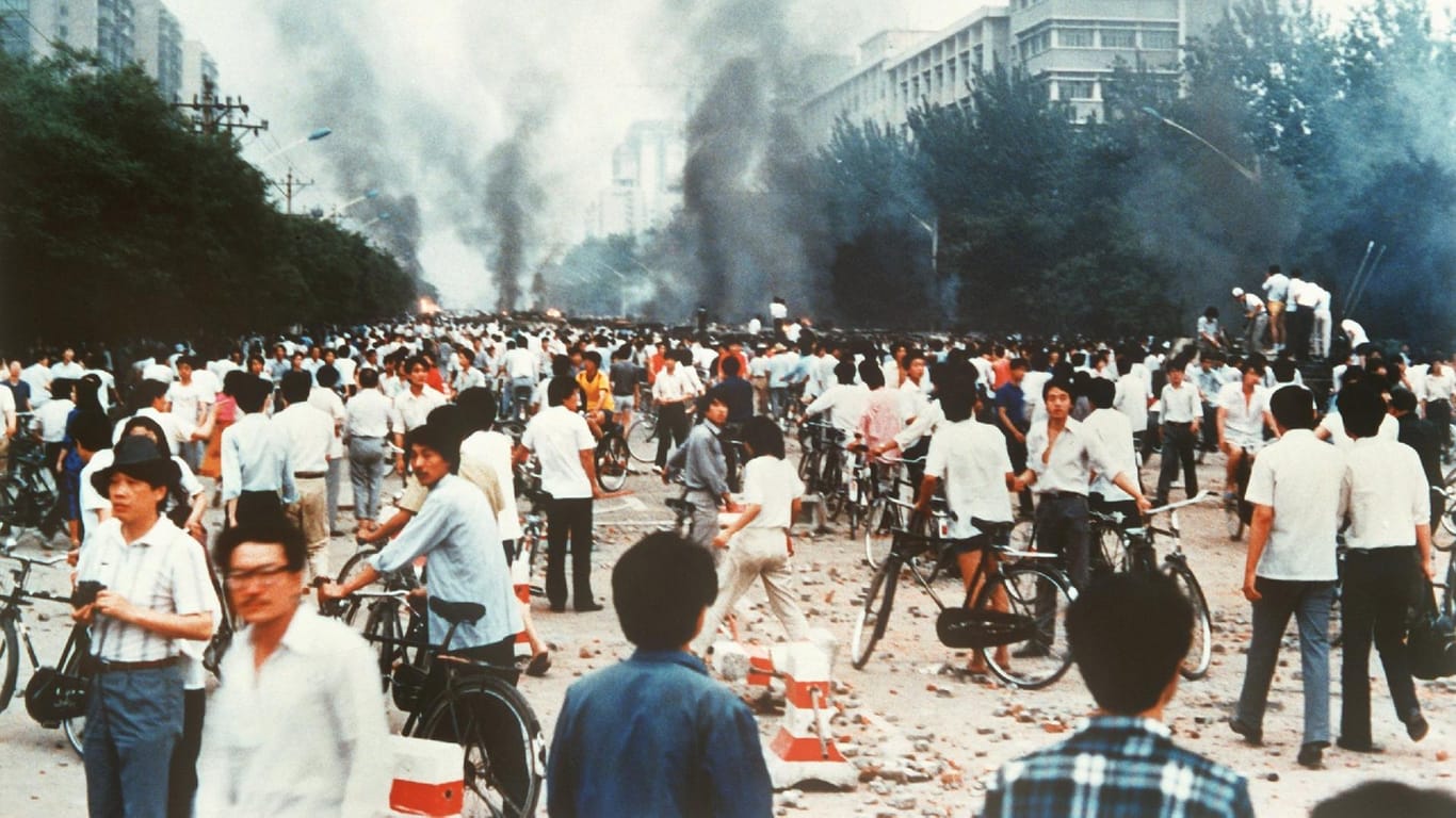 Tiananmen-Massaker: Rauchsäulen, Verwüstung und ratlose Menschen blieben nach der gewaltsamen Räumung durch das Militär in Peking am 4. Juni 1989 zurück.