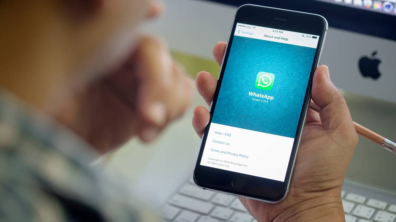 Ein Nutzer blickt auf die Support-Seite von WhatsApp auf seinem Smartphone: Huawei-Nutzer werden den Messenger weiterhin verwenden können.