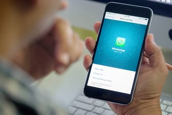 Ein Nutzer blickt auf die Support-Seite von WhatsApp auf seinem Smartphone: Huawei-Nutzer werden den Messenger weiterhin verwenden können.