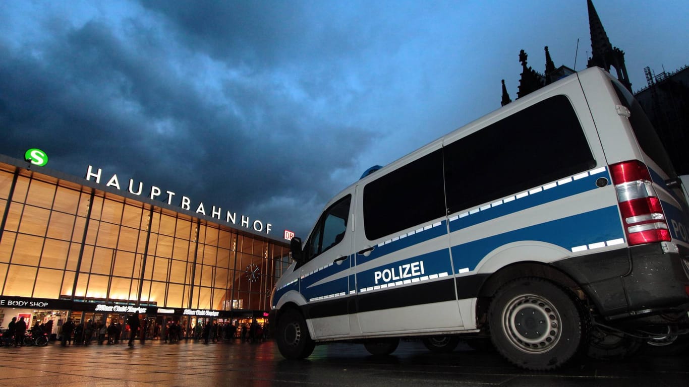Polizei in der Kölner Innenstadt: Ein Schlafwandler wurde von Beamten nach Hause gebracht. (Symbolbild)