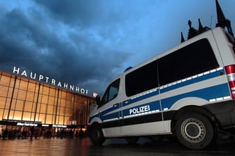 Polizei in der Kölner Innenstadt: Ein Schlafwandler wurde von Beamten nach Hause gebracht. (Symbolbild)