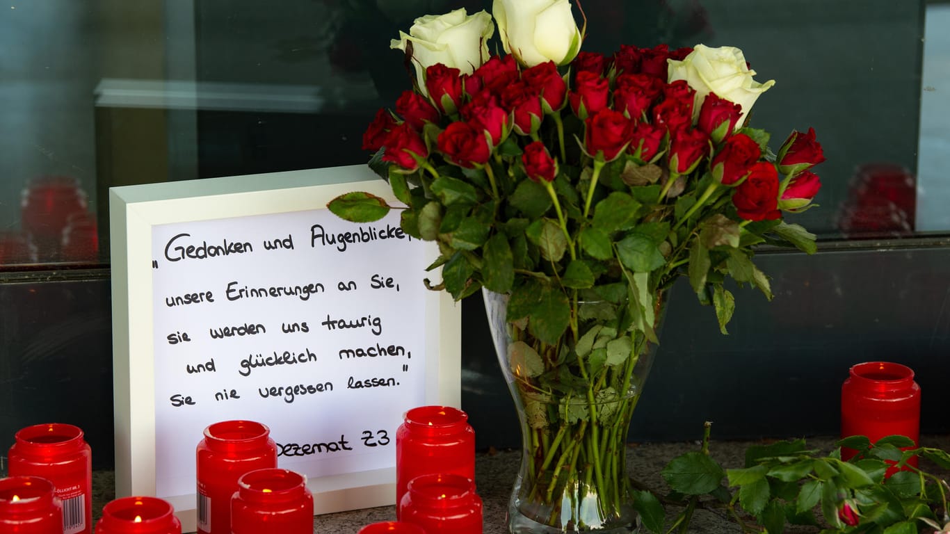 Blumen, Kerzen und eine Nachricht: Trauerbekundung am Regierungspräsidium.