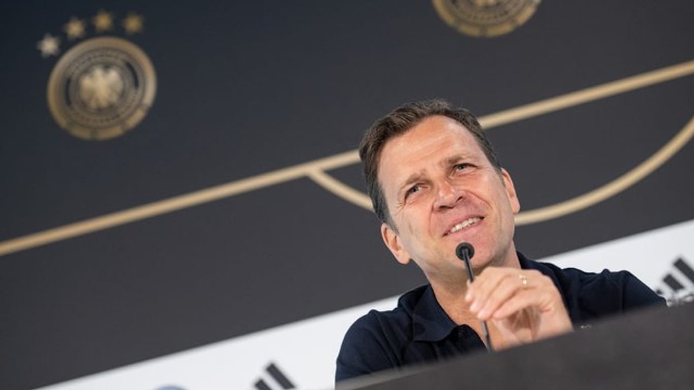 Oliver Bierhoff gibt über den Gesundheitszustand von Bundestrainer Löw Auskunft.