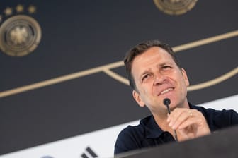 Oliver Bierhoff gibt über den Gesundheitszustand von Bundestrainer Löw Auskunft.